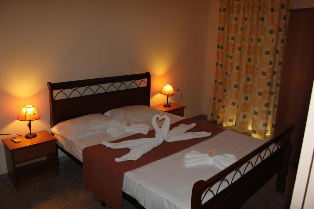 Кровать или кровати в номере El Greco Apartments