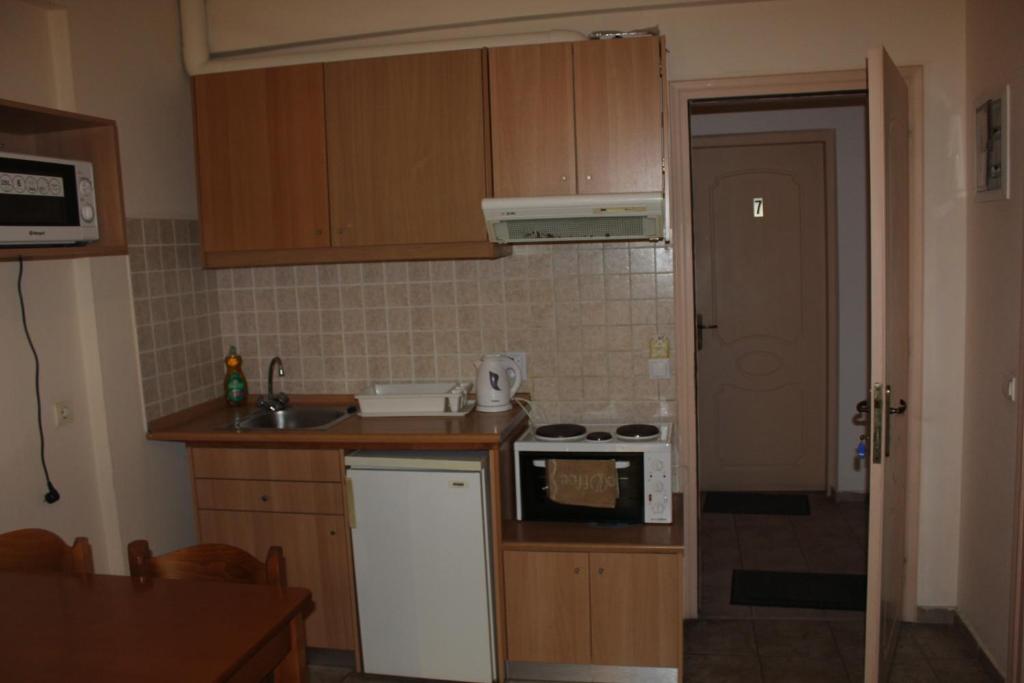 Кухня или мини-кухня в El Greco Apartments
