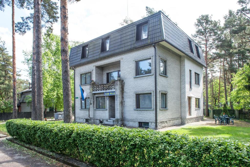 una gran casa blanca con techo negro en Alexi Villa, en Tallin