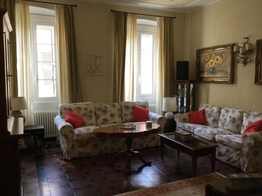 salon z 2 kanapami i stolikiem kawowym w obiekcie Casa Venezia w Rapallo