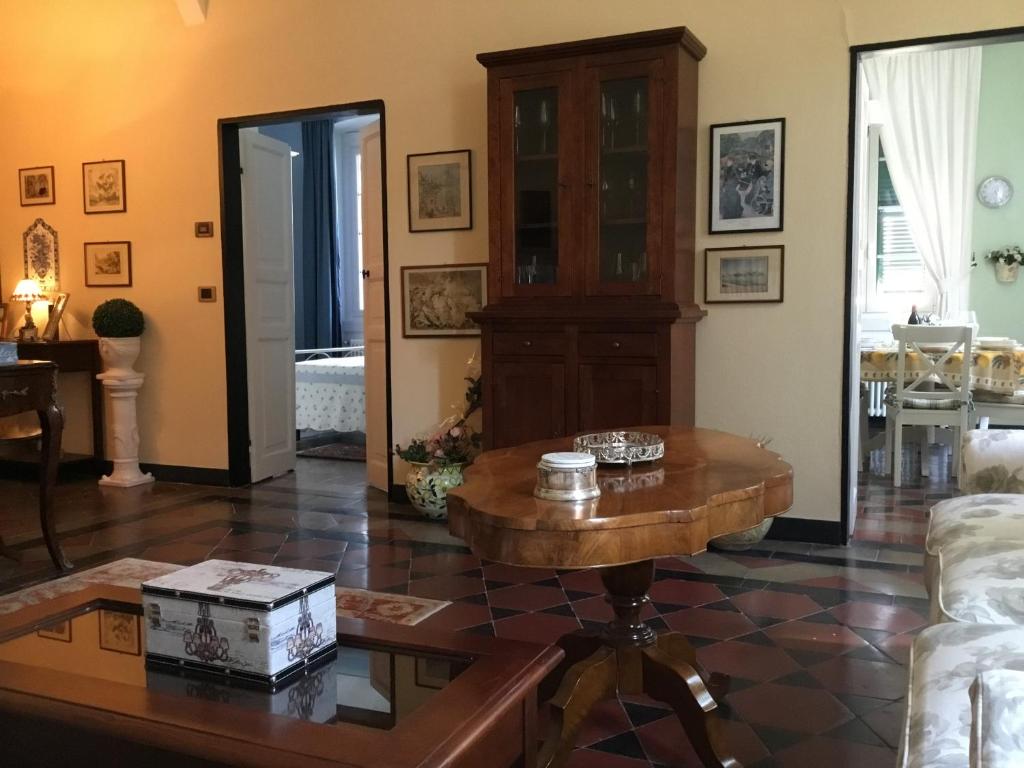 salon ze stolikiem kawowym w pokoju w obiekcie Casa Venezia w Rapallo