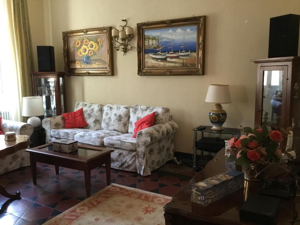 salon z kanapą i stołem w obiekcie Casa Venezia w Rapallo