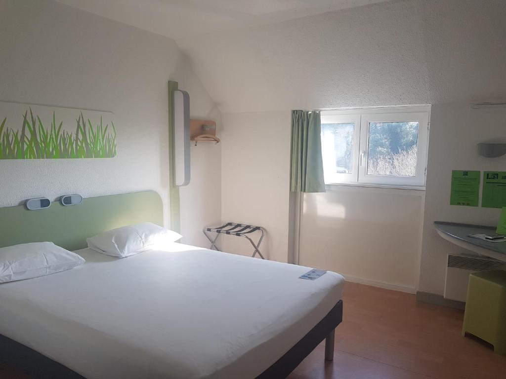 Postel nebo postele na pokoji v ubytování ibis budget Lorient Hennebont