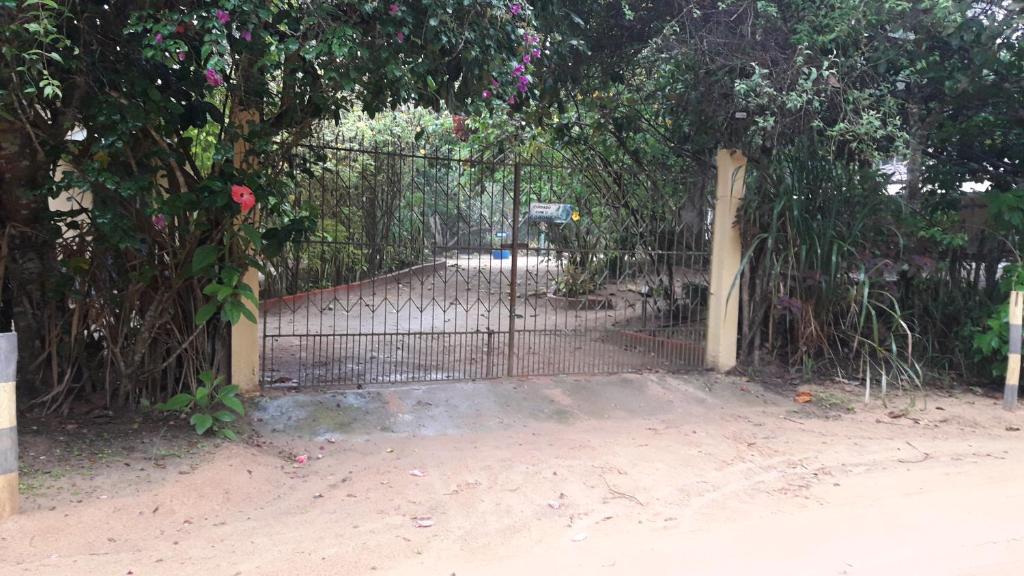 a fence with a gate in front of a yard at Sítio Santa Cecília in Ubajara