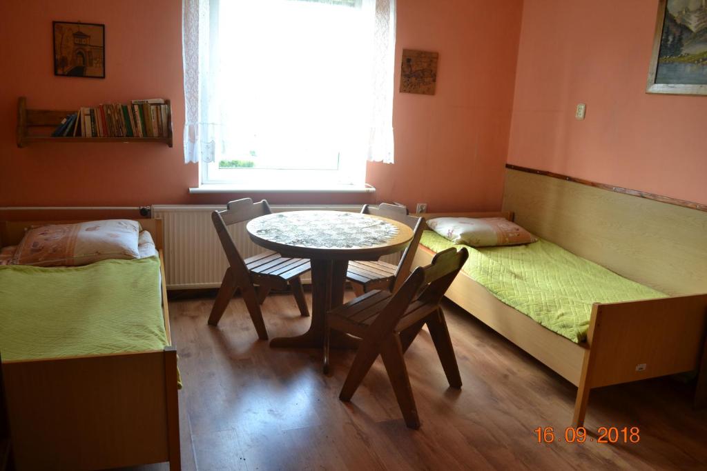 una camera con due letti e un tavolo con sedie di Bylinka a Trzcińsko Zdrój