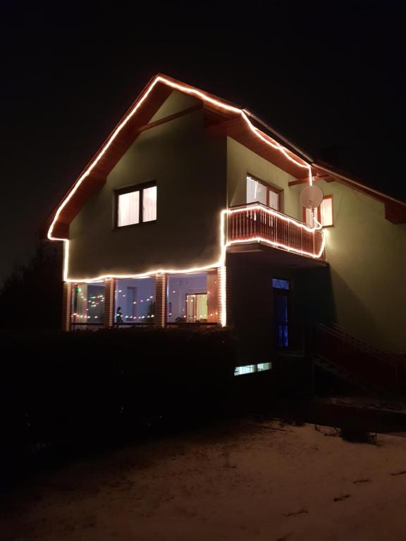 een huis met 's nachts verlichting op het dak bij Rekreačný dom Ruža in Liptovský Ján