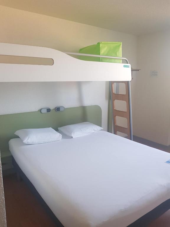 Postel nebo postele na pokoji v ubytování ibis budget Lorient Hennebont