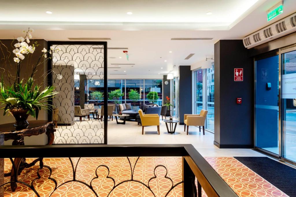 Χώρος καθιστικού στο Mercure Ariosto Lima