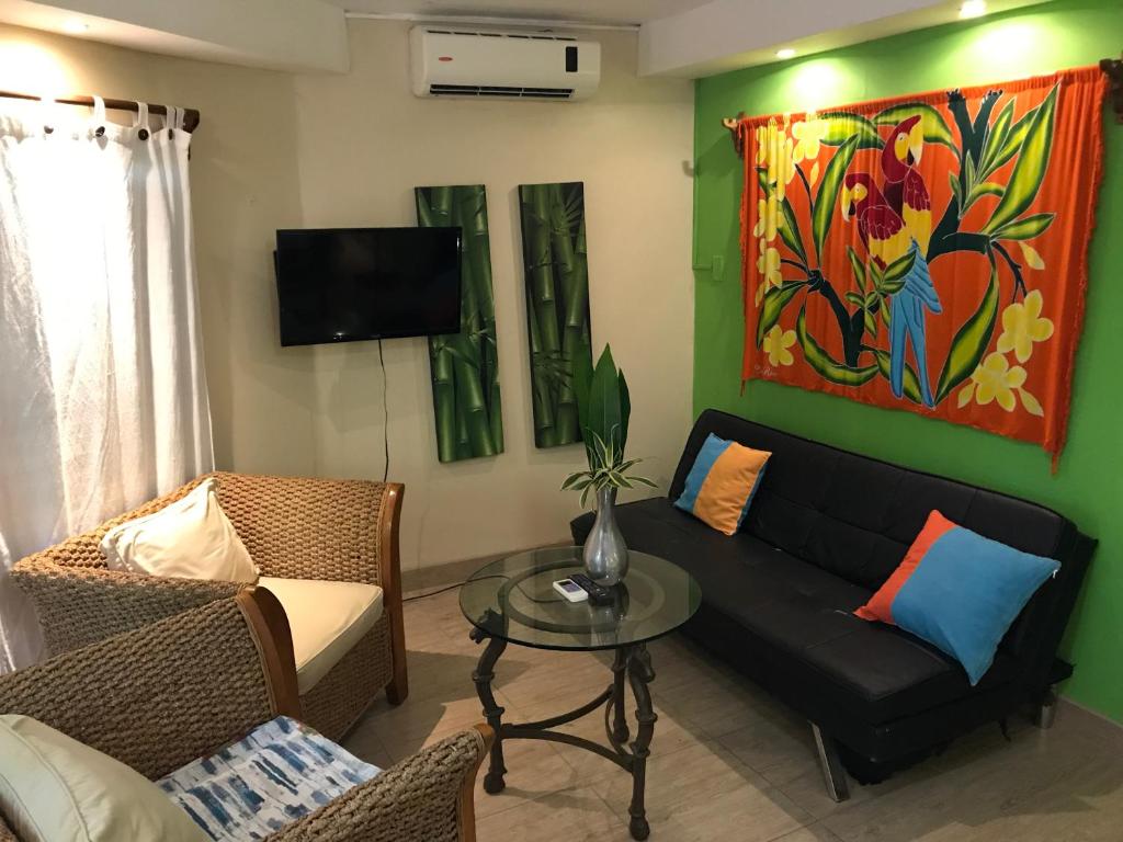 TV a/nebo společenská místnost v ubytování Tamarindo Village Hotel