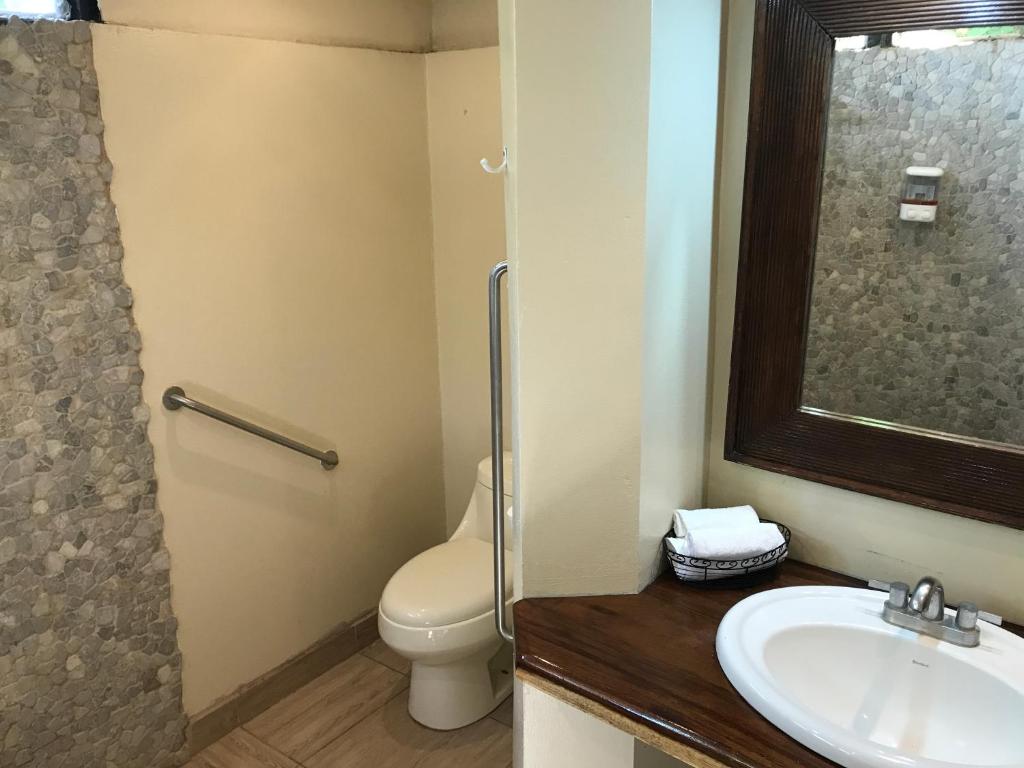 Koupelna v ubytování Tamarindo Village Hotel