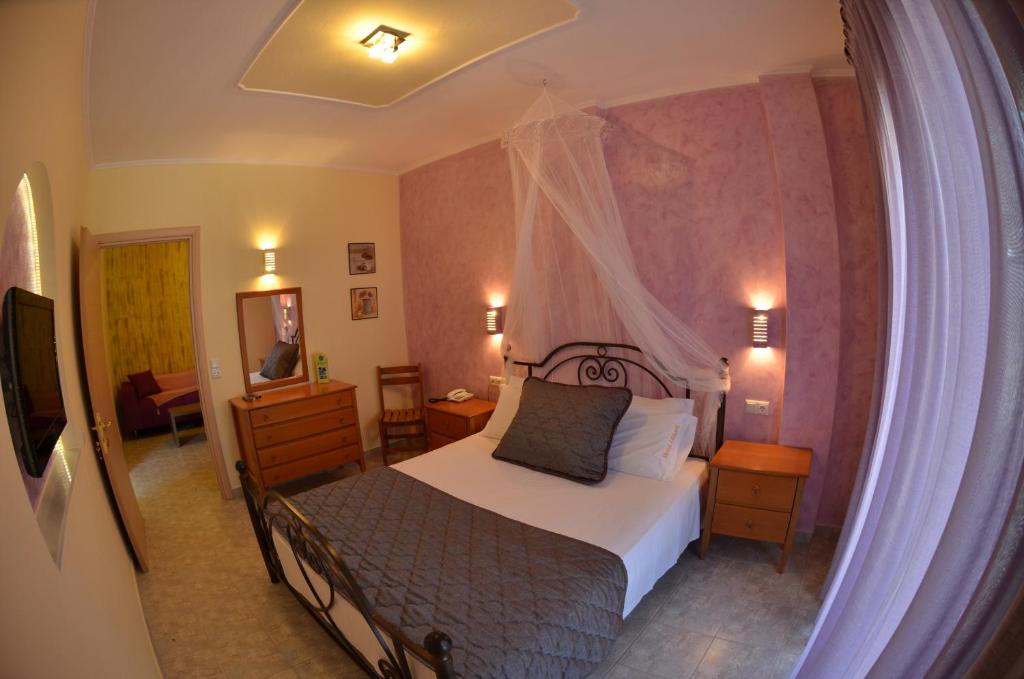 Postel nebo postele na pokoji v ubytování Glikadi Hotel