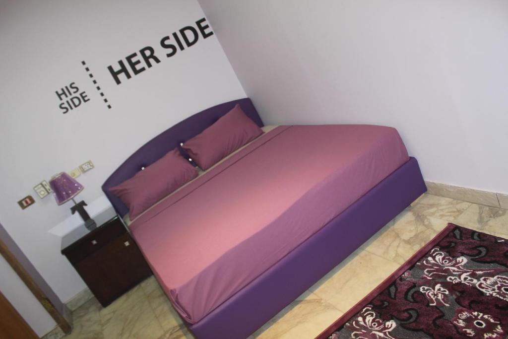 Łóżko lub łóżka w pokoju w obiekcie Tahrir Square Hostel