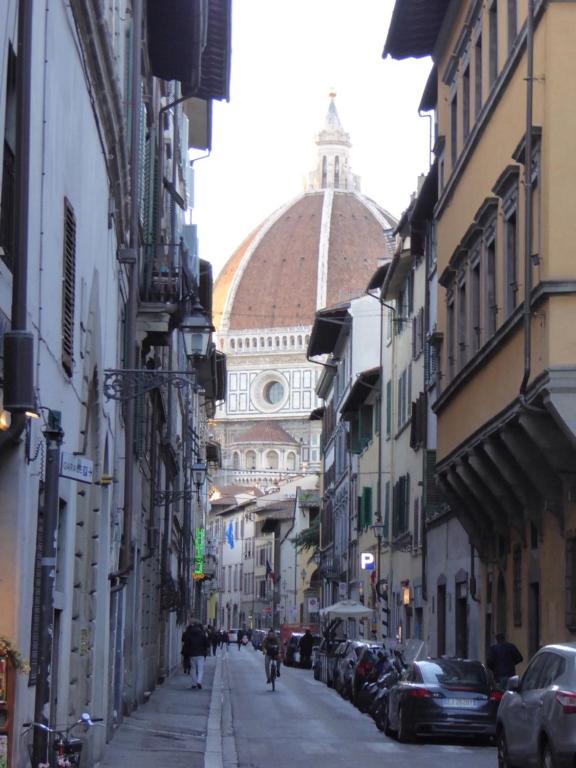 una calle de la ciudad con edificios y un edificio abovedado en Arch Apartment Duomo - Florence, en Florencia