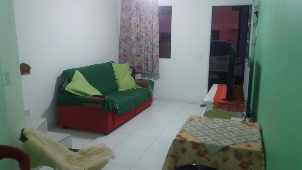uma sala de estar com um sofá e uma mesa em Condominio casas do campo em Campo Grande