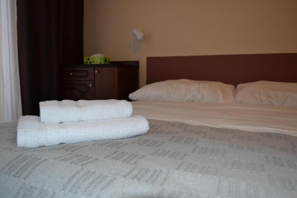 Postel nebo postele na pokoji v ubytování Greenwood hotel