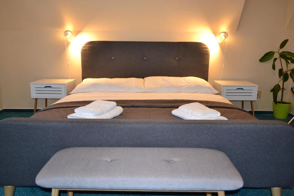 Postel nebo postele na pokoji v ubytování Greenwood hotel