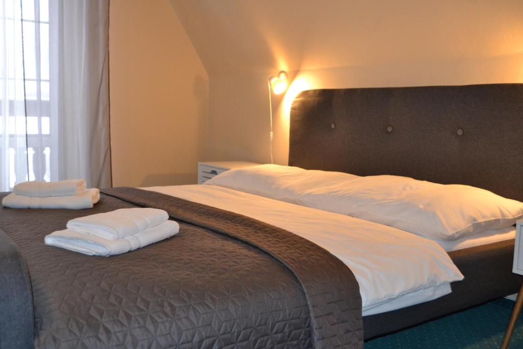Postel nebo postele na pokoji v ubytování Greenwood hotel