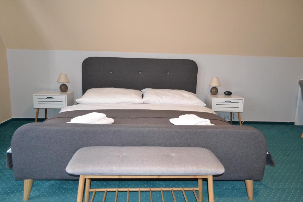 Postel nebo postele na pokoji v ubytování Greenwood hotel