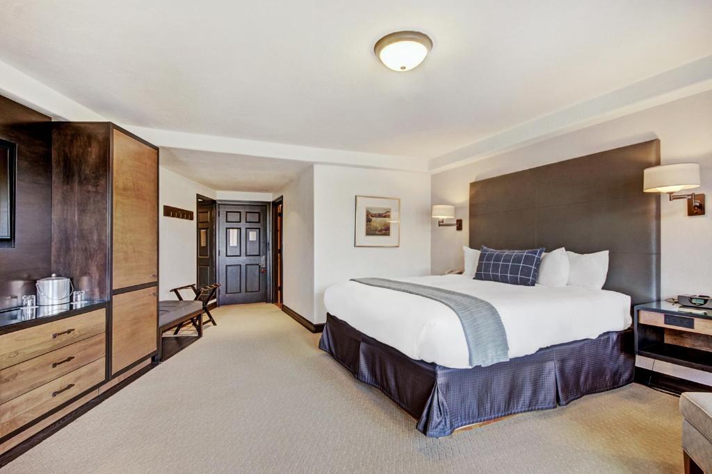 The Pines Lodge, a RockResort - Deluxe King Room