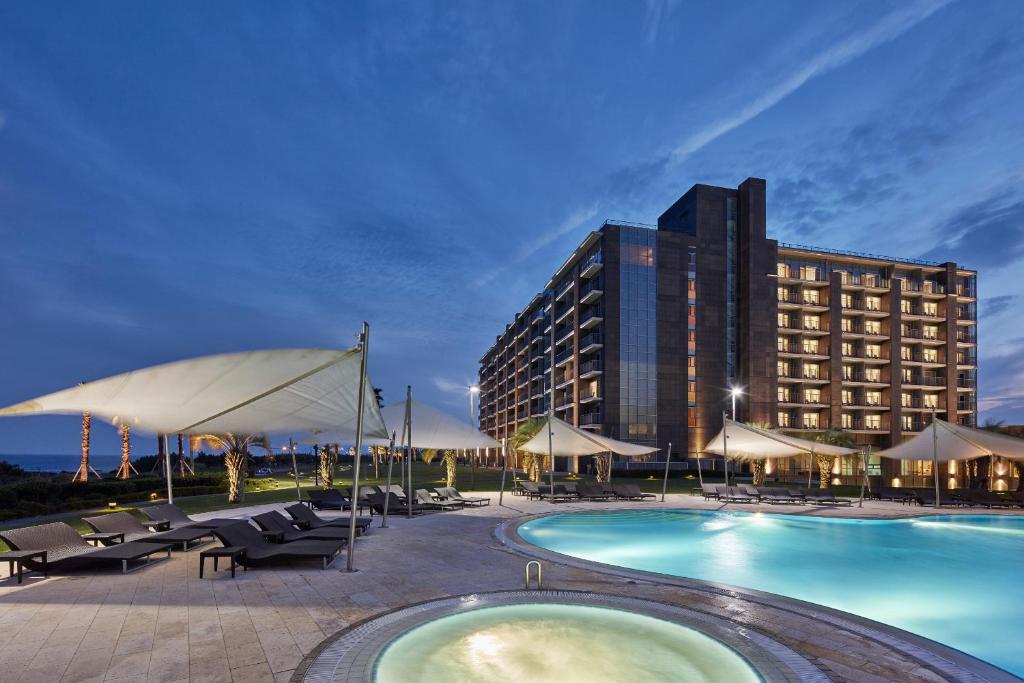a hotel with a swimming pool and a building at Haevichi Hotel & Resort Jeju in Seogwipo