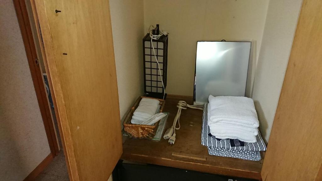 Postel nebo postele na pokoji v ubytování Kasuga Ryokan