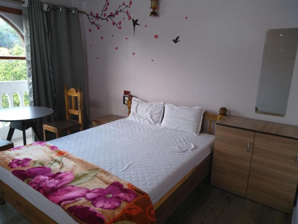 Postel nebo postele na pokoji v ubytování Magadh Resort ,In Fort Panhala Hotel