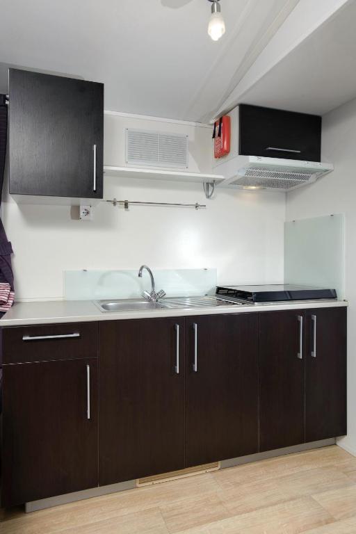 Kuchyň nebo kuchyňský kout v ubytování Amadria Park Camping Sibenik Mobile Homes