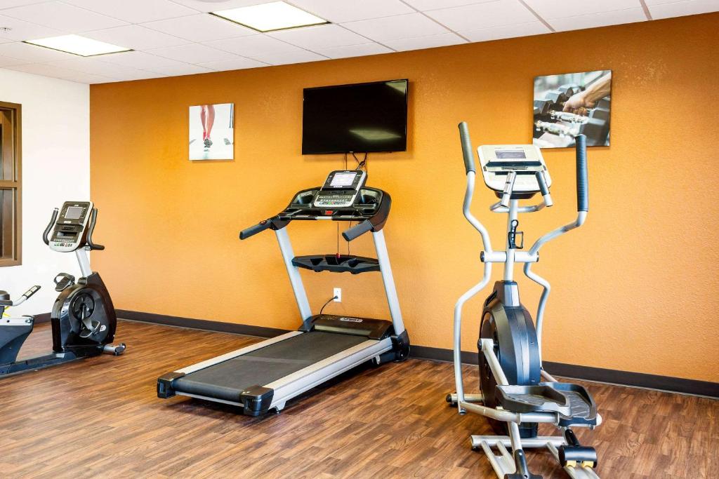 Spordikeskus ja/või sportimisvõimalused majutusasutuses Comfort Inn & Suites Niagara Falls Blvd USA