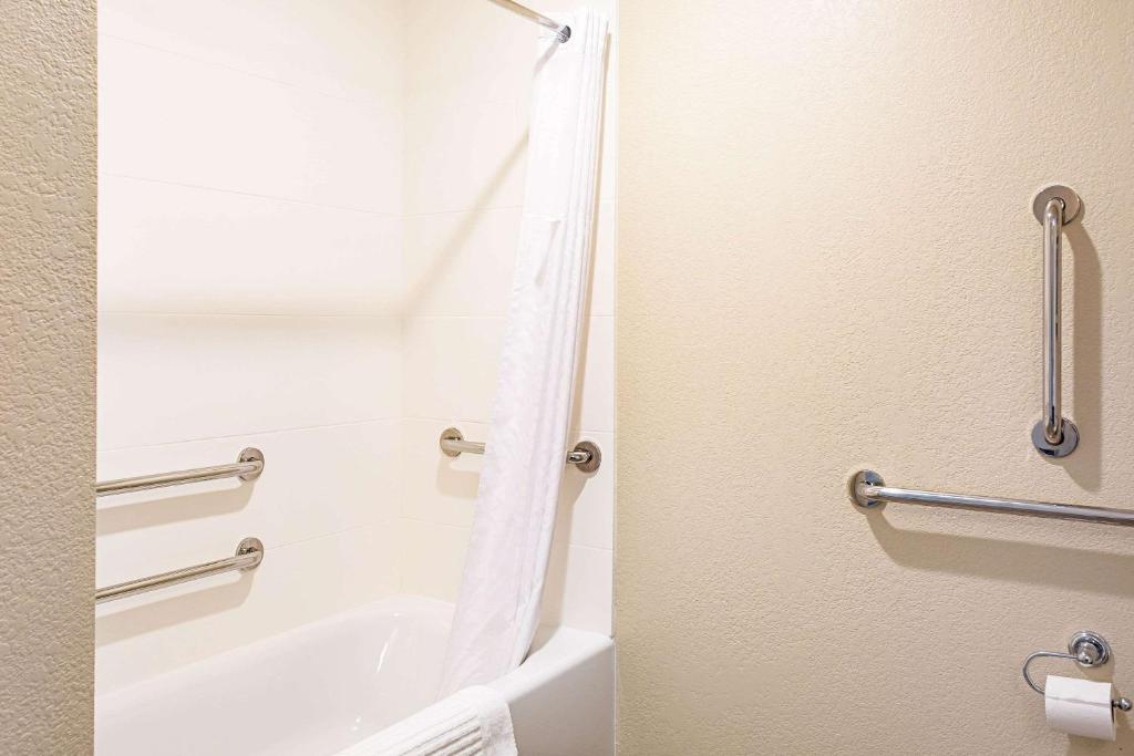Vannituba majutusasutuses Comfort Inn & Suites Niagara Falls Blvd USA