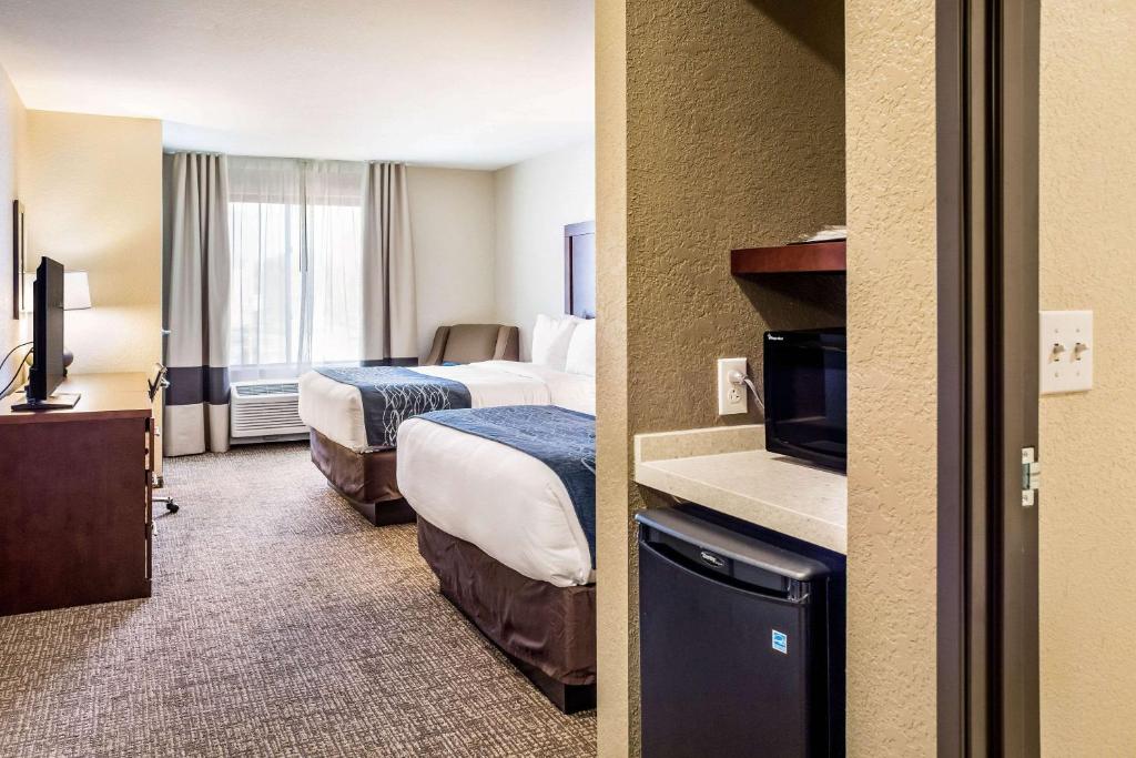 Voodi või voodid majutusasutuse Comfort Inn & Suites Niagara Falls Blvd USA toas