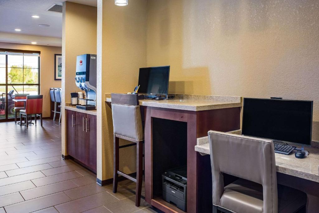 Televiisor ja/või meelelahutuskeskus majutusasutuses Comfort Inn & Suites Niagara Falls Blvd USA
