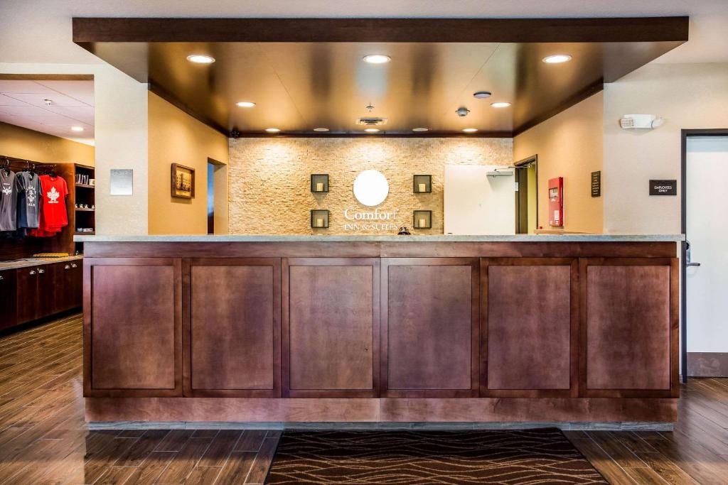 a bar in a hotel lobby with a mirror at Comfort Inn & Suites Niagara Falls Blvd USA in Niagara Falls