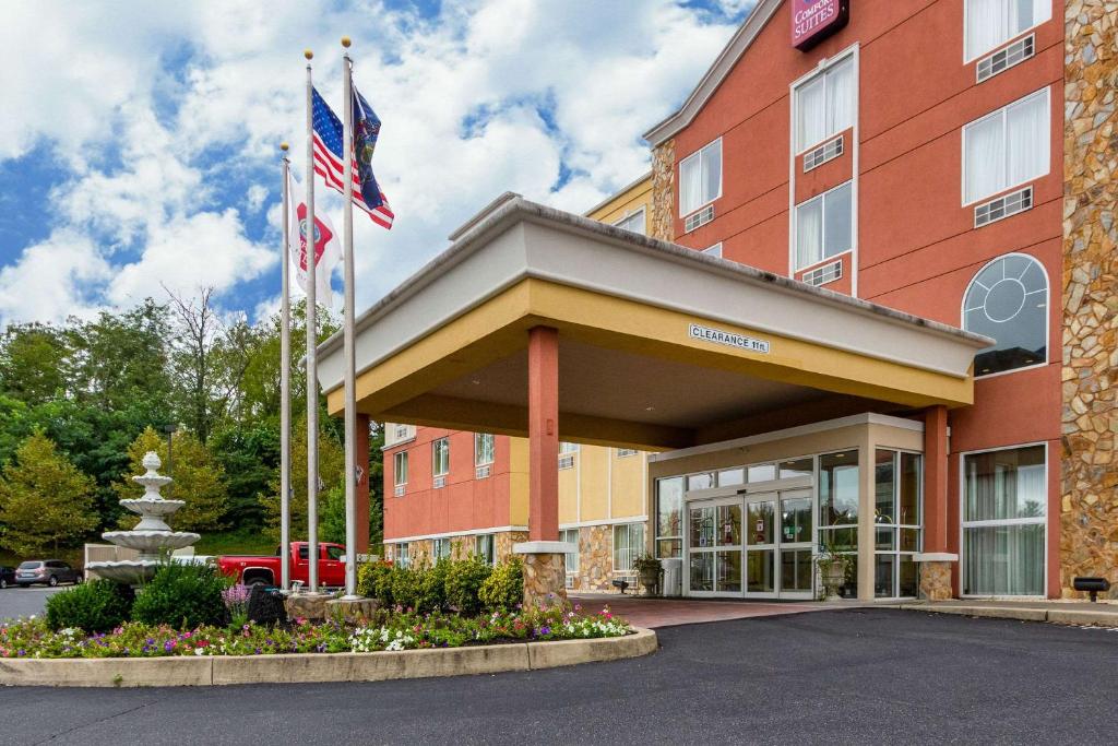 hotel z dwoma flagami przed budynkiem w obiekcie Comfort Suites Near Gettysburg Battlefield Visitor Center w mieście Gettysburg