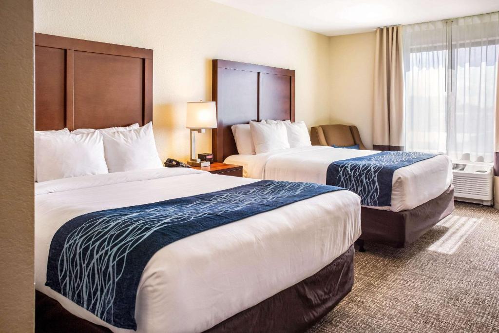 Voodi või voodid majutusasutuse Comfort Inn & Suites Niagara Falls Blvd USA toas