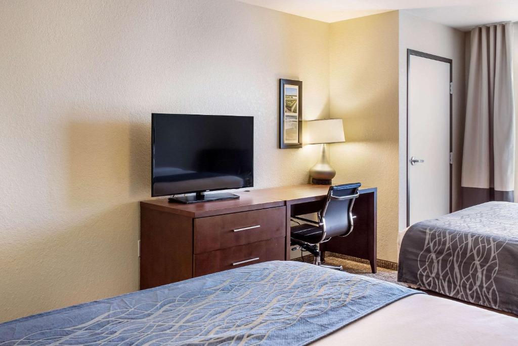 Voodi või voodid majutusasutuse Comfort Inn & Suites Niagara Falls Blvd USA toas