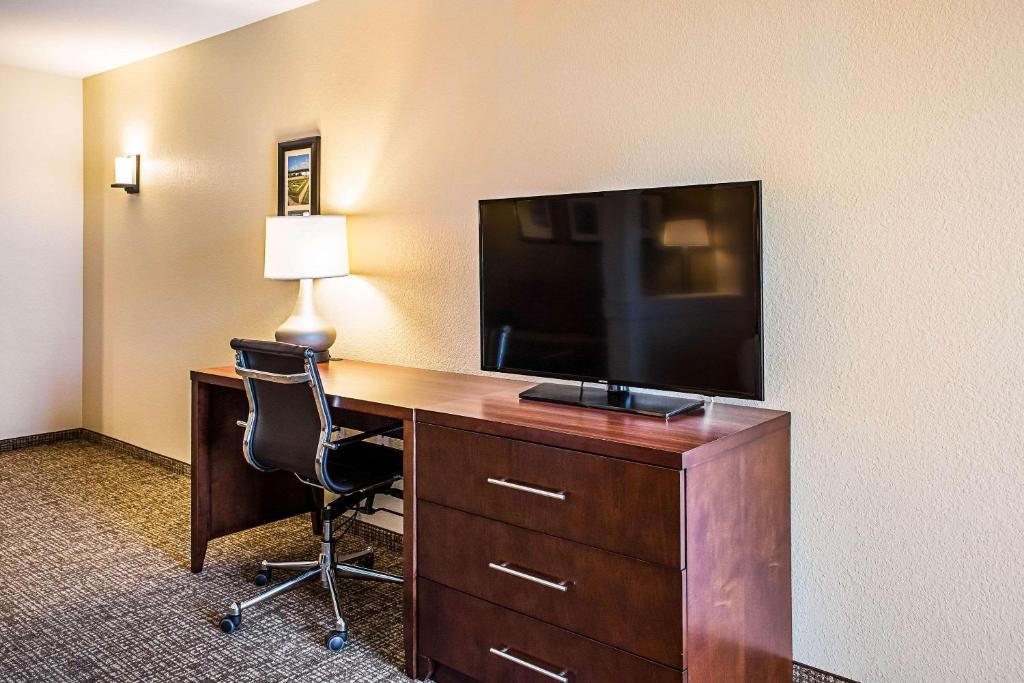 Televiisor ja/või meelelahutuskeskus majutusasutuses Comfort Inn & Suites Niagara Falls Blvd USA