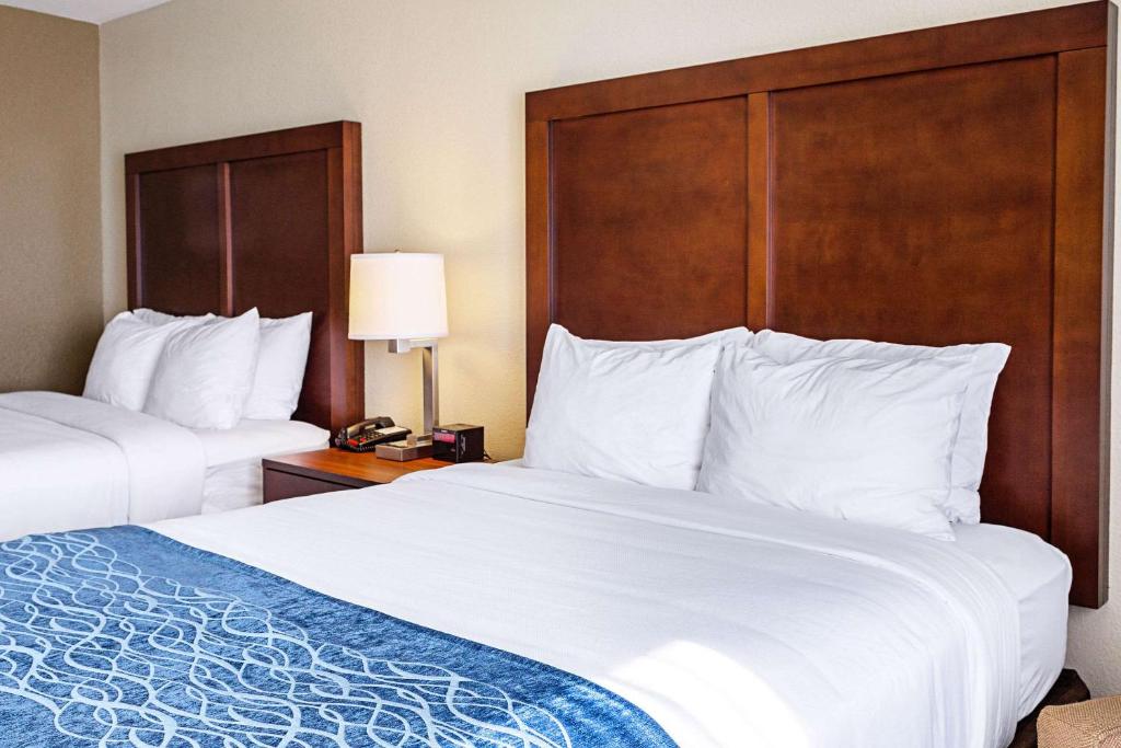 Voodi või voodid majutusasutuse Comfort Inn & Suites Niagara Falls Blvd USA toas