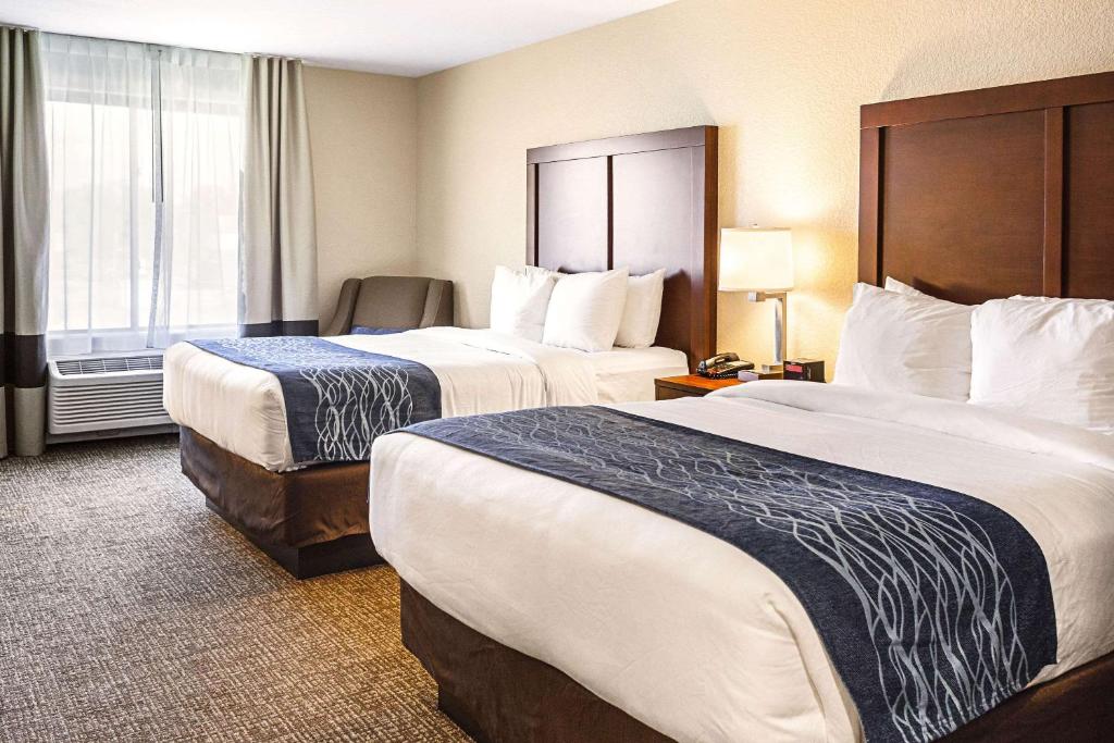 Voodi või voodid majutusasutuse Comfort Inn & Suites Niagara Falls Blvd USA toas