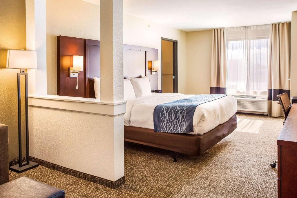 Voodi või voodid majutusasutuse Comfort Inn & Suites Niagara Falls Blvd USA toas
