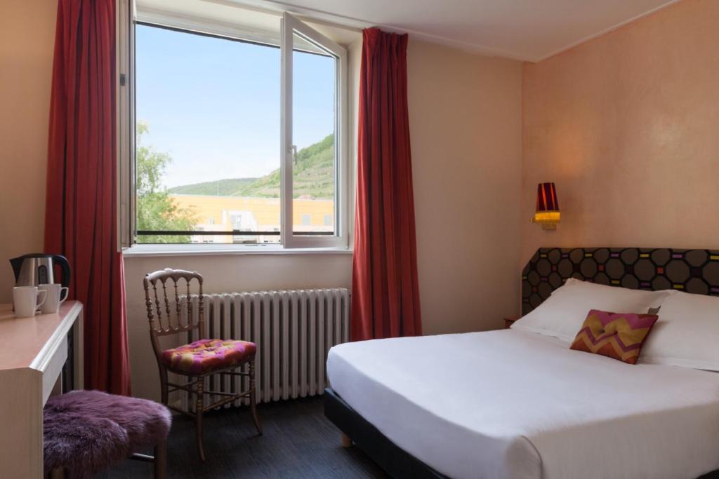 Postel nebo postele na pokoji v ubytování The Originals City Hotel de l Ange Guebwiller