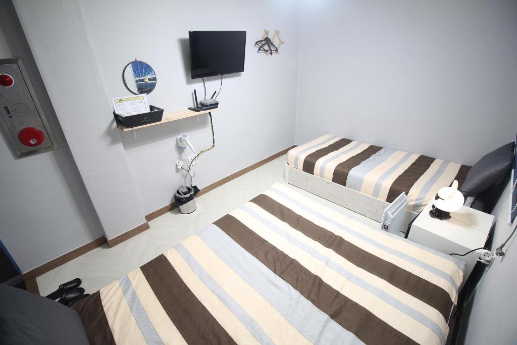 TV a/nebo společenská místnost v ubytování 24Guesthouse Seomyeon