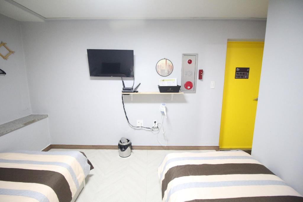 TV a/nebo společenská místnost v ubytování 24Guesthouse Seomyeon