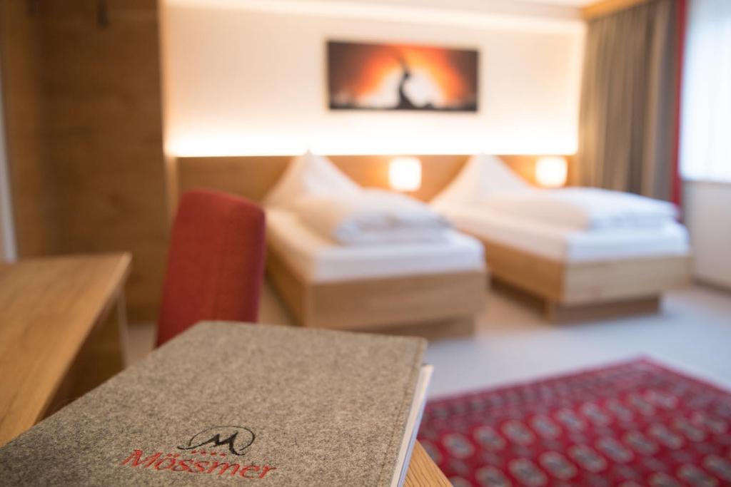 Postel nebo postele na pokoji v ubytování "Quality Hosts Arlberg" Hotel Garni Mössmer