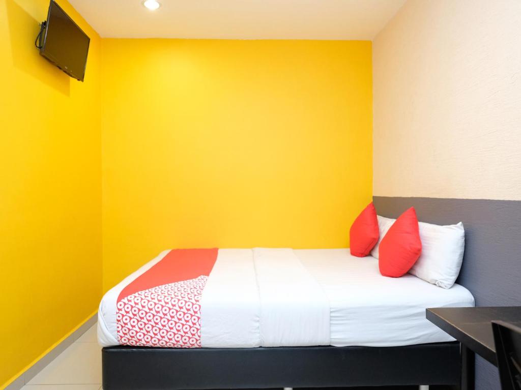 Postel nebo postele na pokoji v ubytování Hotel De' Tees, Masai Utama