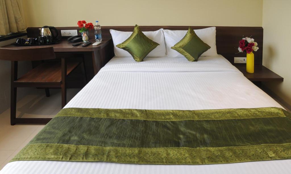 Postel nebo postele na pokoji v ubytování Treebo Balaji Residency