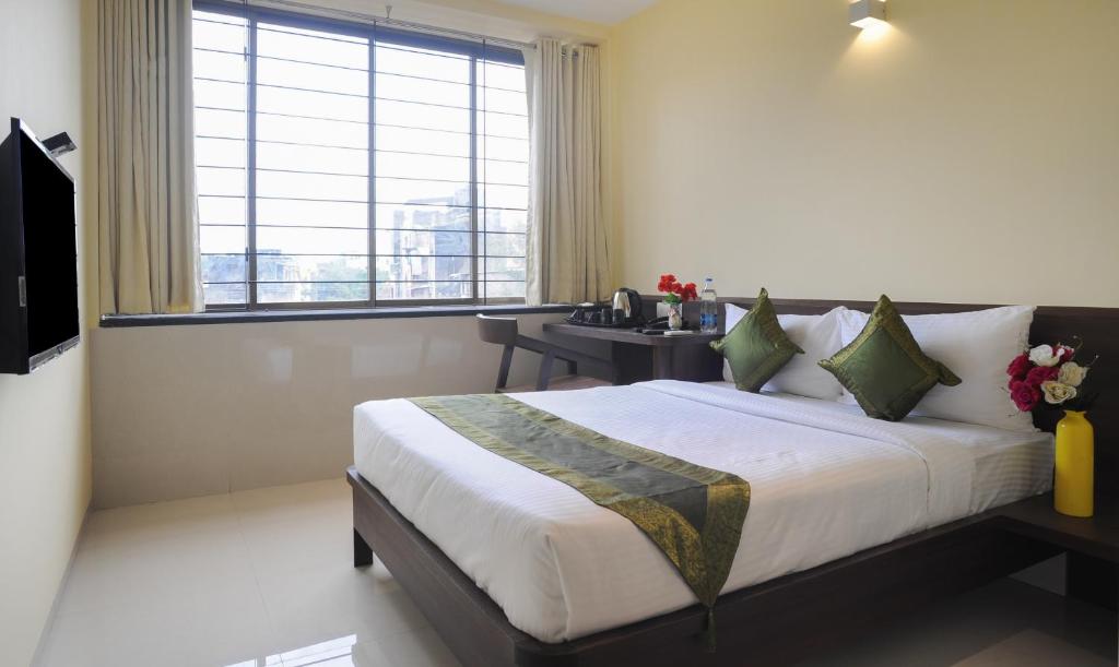 A bed or beds in a room at Treebo Trend Balaji Residency