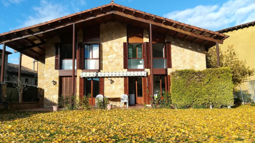 a house with a lot of leaves in front of it at LA PRESUMIDA DE ALCOR Sajazarra Casa Vacacional in Sajazarra