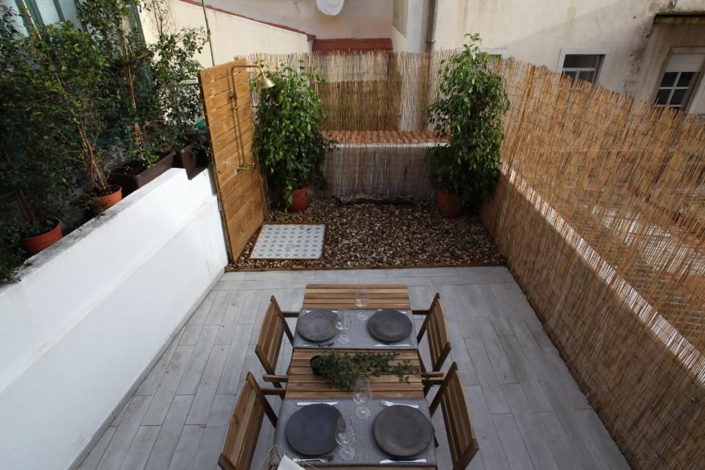 een kleine achtertuin met een kunstmatig bij Casa Glória in Lissabon