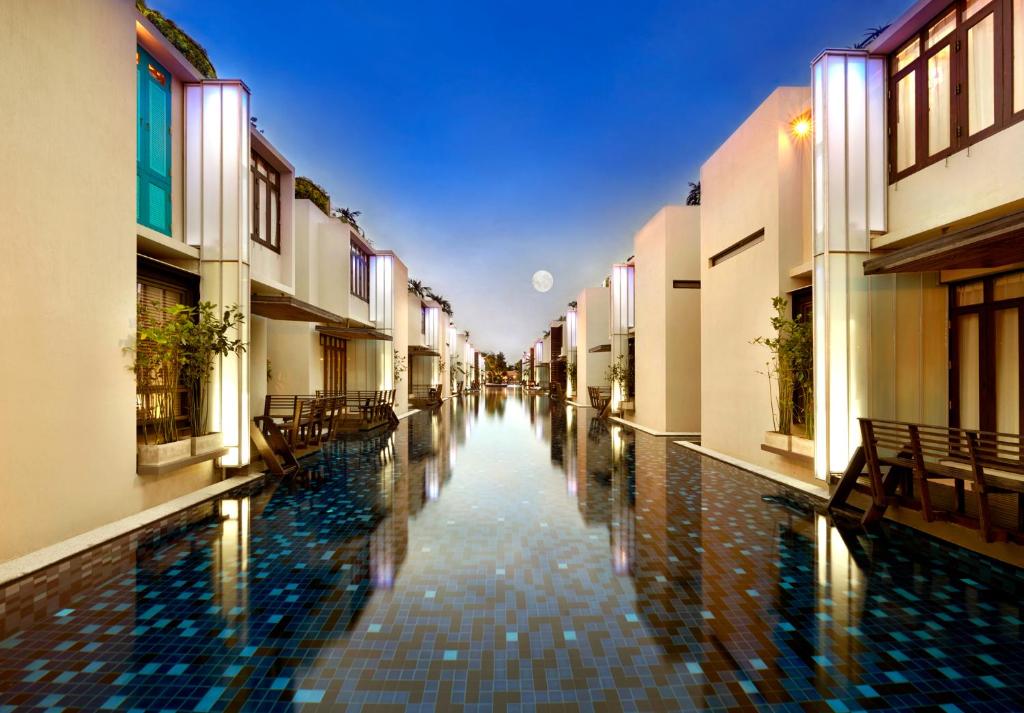 um corredor vazio de um edifício com um reflexo na água em Let's Sea Hua Hin Al Fresco Resort em Hua Hin