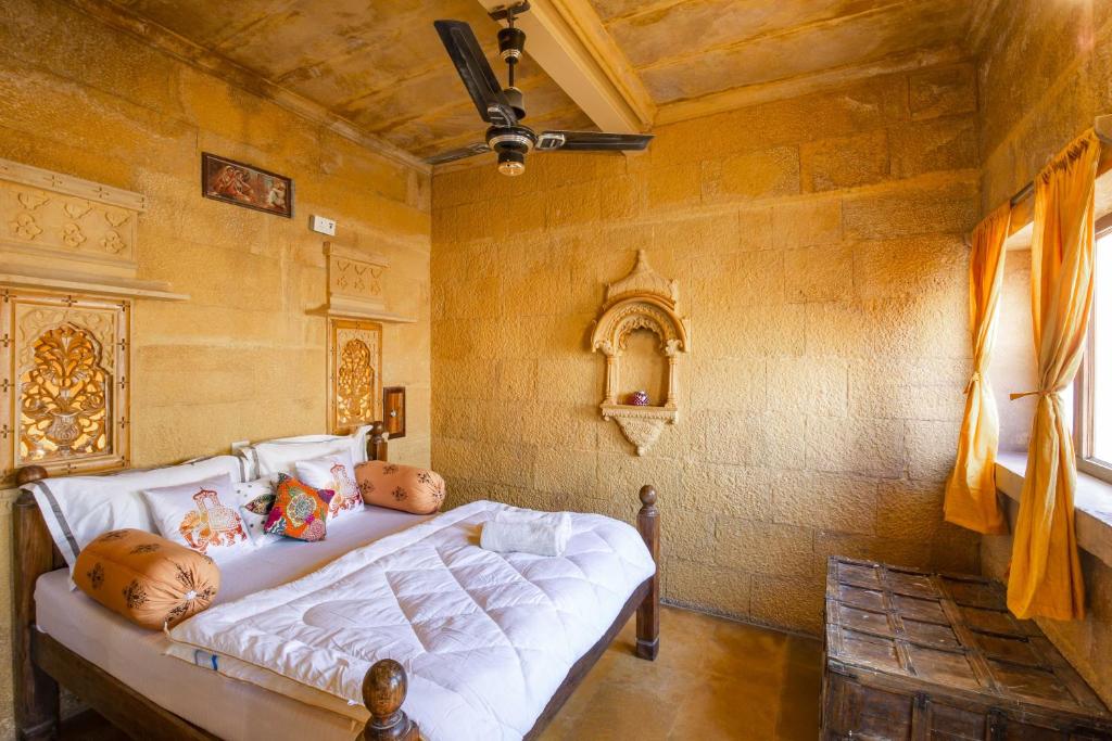 Tempat tidur dalam kamar di Zostel Jaisalmer